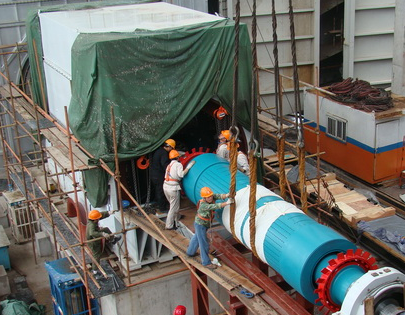 飛鴿手拉葫蘆助力電廠燃機發電機轉子穿裝成功.png