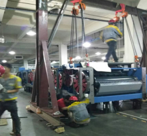 冠航手拉葫蘆和吊運(yùn)機(jī)共同吊起大噸位機(jī)床